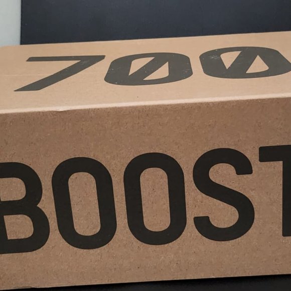 YZY 700 MNVN